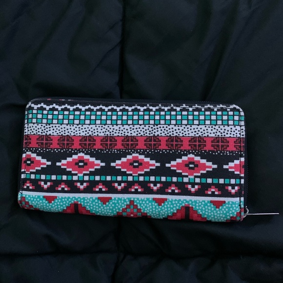NWOT Patterned Wallet - Picture 1 of 2